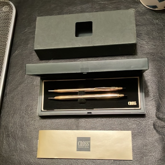 Gold pen and pencil set by Cross. Brand new inbox vintage set. New condition. - Picture 2 of 4